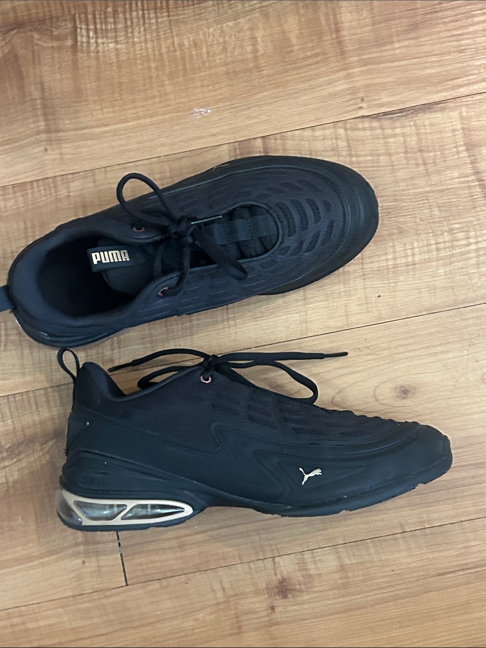 PUMA women’s Black Low-Top Sneakers with Visible Heel Air Unit black gold Sz 7.5
